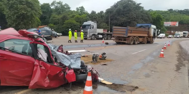 Motorista morre ao bater de frente com carreta na BR-040, em Congonhas