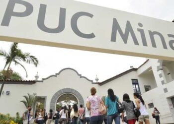 PUC Minas suspende aulas presenciais de quatro turmas após casos de Covid-19