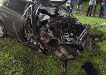 Motorista de carro fica ferido após colidir com ônibus na BR-040