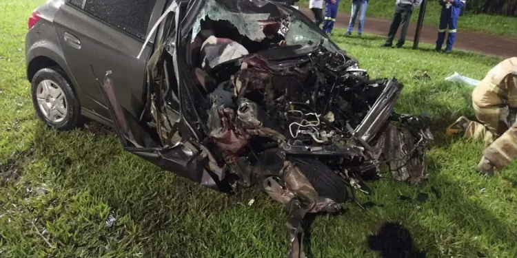 Motorista de carro fica ferido após colidir com ônibus na BR-040