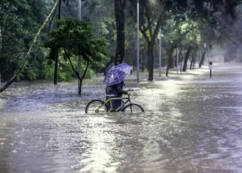 Chuva em BH: Avenida Vilarinho, em Venda Nova, é bloqueada pela Defesa Civil