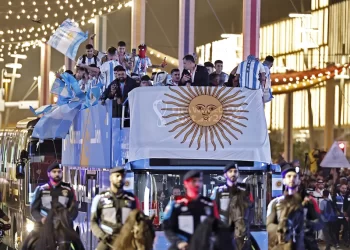Seleção argentina desfila em carro aberto pelo Catar para comemorar título da Copa