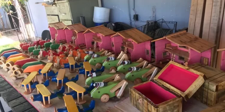 Crianças recebem no Natal quase 2 mil brinquedos produzidos por detentos de MG