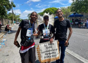Vovó atleta: Com  asas de anjo aos 82 anos ela participou da 23ª corrida Internacional da Pampulha em BH