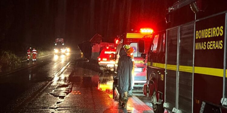 Governador Valadares; Acidente envolvendo carreta e motocileta deixa dois mortos na BR 116