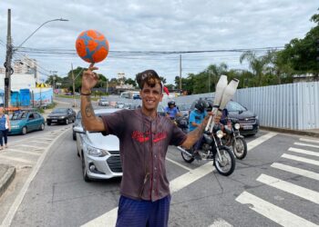 Vídeo; Argentino ganha a vida fazendo malabarismo em BH