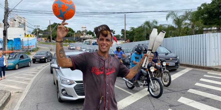 Vídeo; Argentino ganha a vida fazendo malabarismo em BH