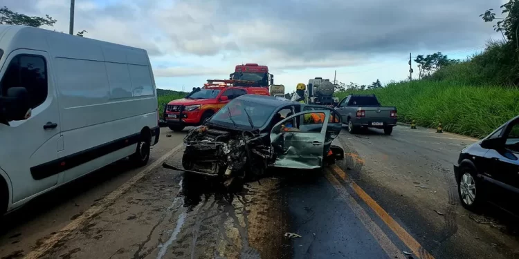 Veículos se envolvem em acidente na BR-381, em Sabará