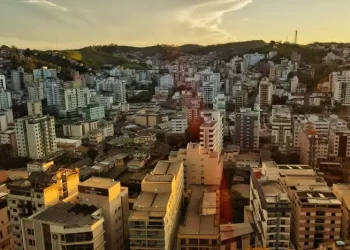 Sem luz, moradores de Viçosa tiveram que se virar para assistir final da Copa