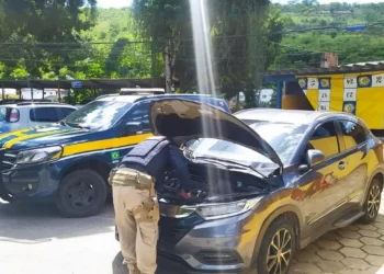 Carro roubado em BH é achado pela PRF a 450 km de distância, em Teófilo Otoni