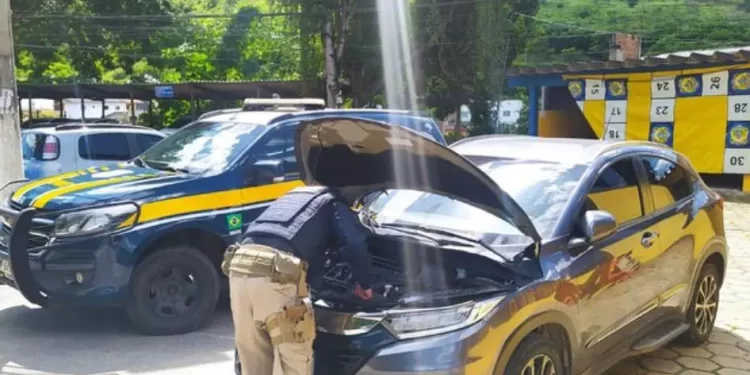 Carro roubado em BH é achado pela PRF a 450 km de distância, em Teófilo Otoni