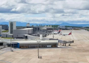 Homem é preso por agredir esposa durante voo de Lisboa para BH