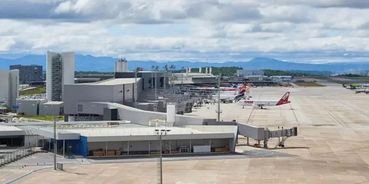 Homem é preso por agredir esposa durante voo de Lisboa para BH