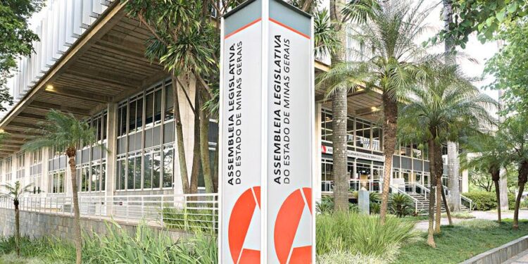 Deputados mineiros aprovam reajuste de 37% e salário vai para R$ 34,7 mil