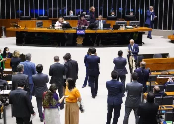 Câmara dos Deputados aprova PEC da Enfermagem; proposta vai ao Senado