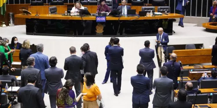 Câmara dos Deputados aprova PEC da Enfermagem; proposta vai ao Senado