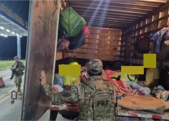 Caminhão baú com 31 turistas de MG é parado na BR-262; grupo seguia para festas de fim de ano em praia do ES