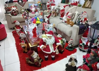 Colecionadora decora casa com 440 papais noéis em BH; ‘É difícil escolher um preferido’