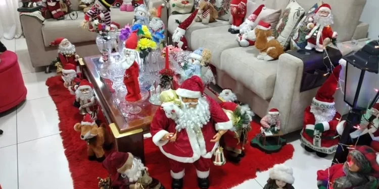 Colecionadora decora casa com 440 papais noéis em BH; ‘É difícil escolher um preferido’