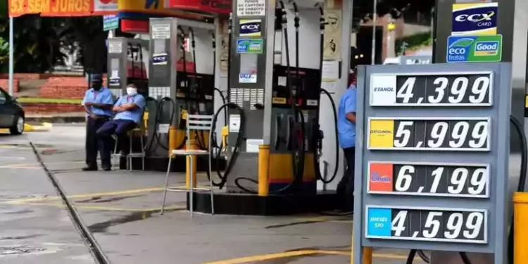 Procon orienta consumidor a não abastecer em posto que reajustou gasolina