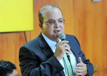 Alexandre de Moraes determina o afastamento de Ibaneis, governador do DF