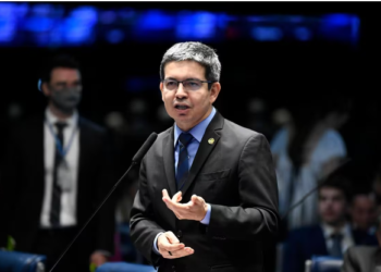 Randolfe pede que STF investigue Bolsonaro e Torres após minuta