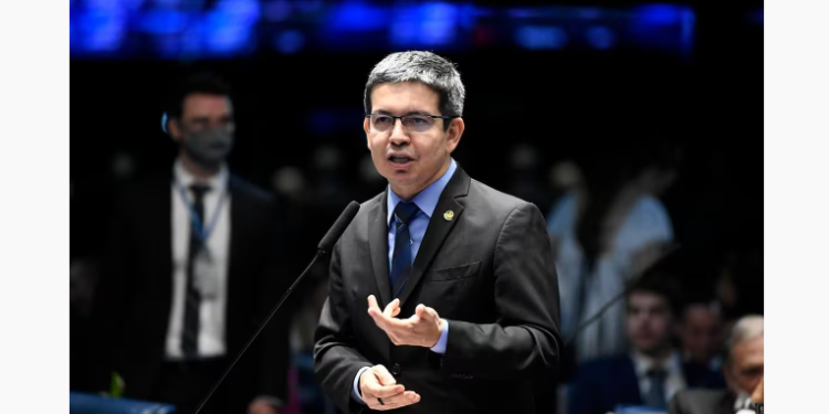 Randolfe pede que STF investigue Bolsonaro e Torres após minuta