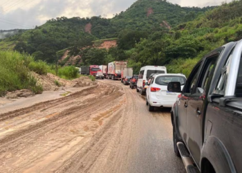 BR-381 é interditada em Jaguaraçu para Exército fazer limpeza após deslizamento