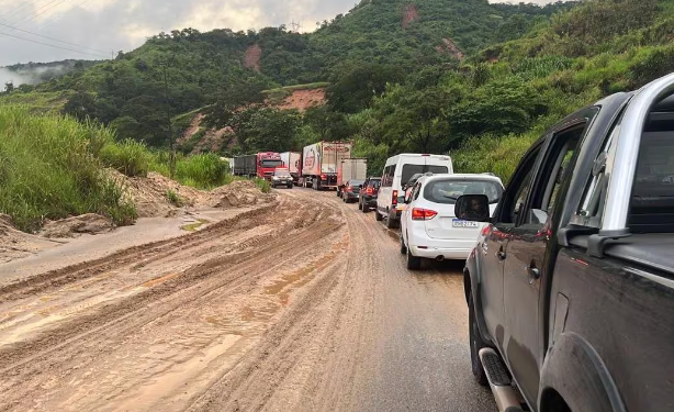 BR-381 é interditada em Jaguaraçu para Exército fazer limpeza após deslizamento