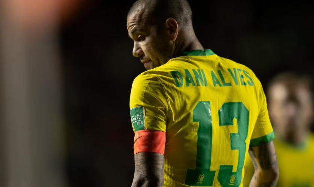 Pumas rescinde contrato com Daniel Alves por justa causa após prisão
