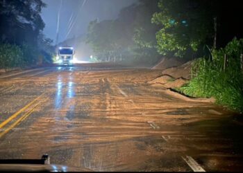 BR-381 é interditada após queda de barreiras em Jaguaraçu