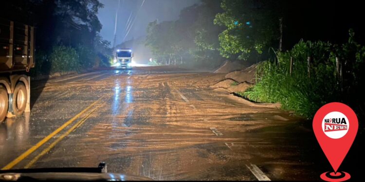 BR-381 é interditada após queda de barreiras em Jaguaraçu
