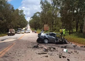 Batida frontal entre carro e carreta na BR-040 deixa uma pessoa morta em Nova Lima, Grande BH