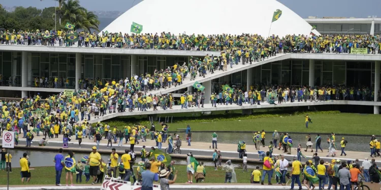 Bolsonarista de Belo Horizonte de 73 anos é suspeito de tentar subornar policial durante quebradeira em  Brasília