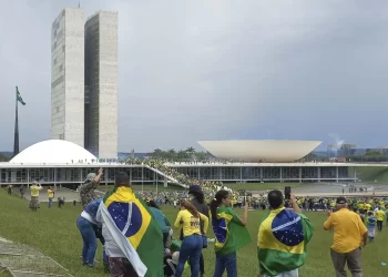 Bolsonaristas furam bloqueio e sobem rampa do Congresso