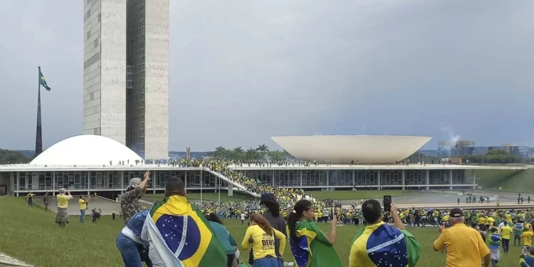 Bolsonaristas furam bloqueio e sobem rampa do Congresso