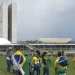 Bolsonaristas furam bloqueio e sobem rampa do Congresso