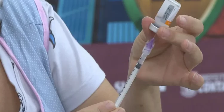 Prefeitura de BH retoma aplicação de segunda dose de CoronaVac em crianças de 3 e 4 anos