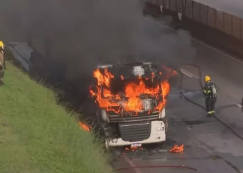 Carreta bitrem pega fogo no Anel Rodoviário de Belo Horizonte