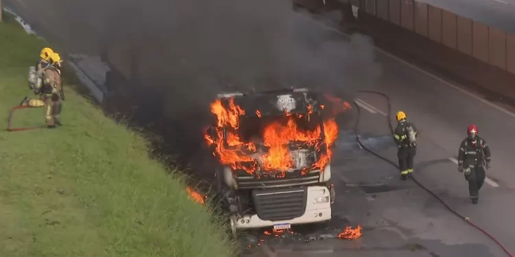Carreta bitrem pega fogo no Anel Rodoviário de Belo Horizonte