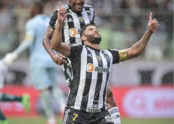Com polêmica e gol inacreditável perdido, Atlético-MG vence Caldense