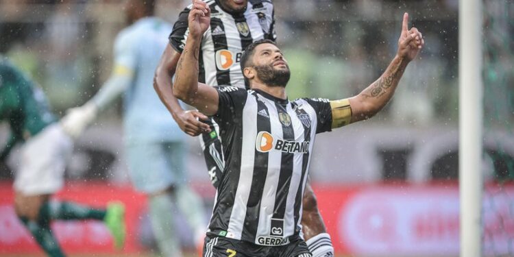 Com polêmica e gol inacreditável perdido, Atlético-MG vence Caldense