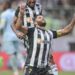 Com polêmica e gol inacreditável perdido, Atlético-MG vence Caldense