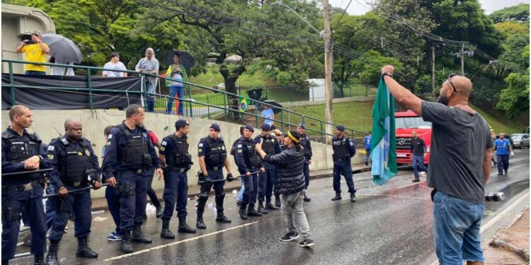 Acampamento Bolsonarista  na Raja Gabaglia começa a ser desmontado pela prefeitura de BH