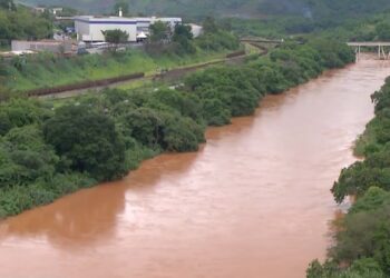 Rio Piracicaba transborda e comunidades ribeirinhas estão em alerta em MG