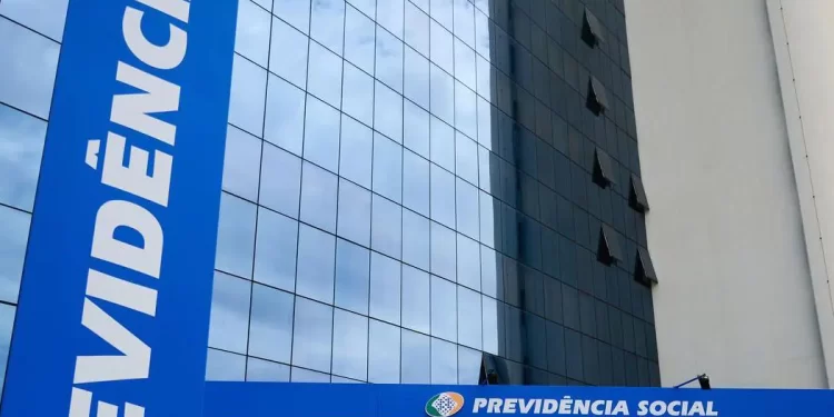 INSS: quem pode se aposentar? Fique atento às regras de transição