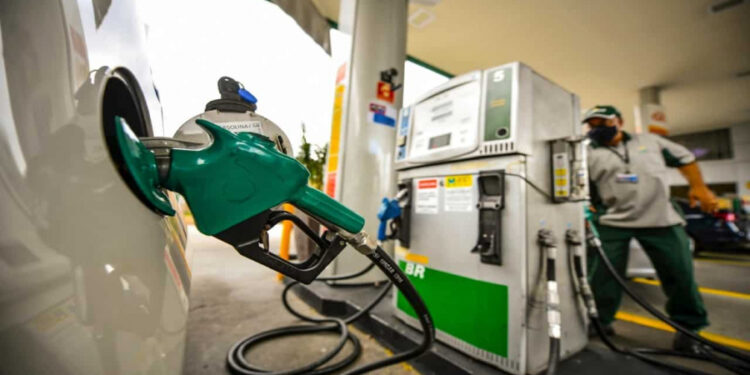 Petrobras anuncia aumento de R$ 0,23 no preço da gasolina