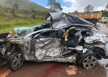 Itabirito; Acidente entre carreta e três carros deixa dois mortos e cinco feridos na BR-040