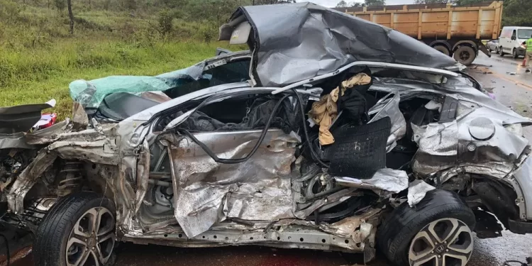 Itabirito; Acidente entre carreta e três carros deixa dois mortos e cinco feridos na BR-040