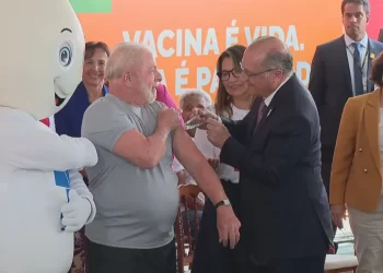 Alckmin vacina Lula com dose de reforço contra Covid-19 no lançamento do Movimento Nacional pela Vacinação